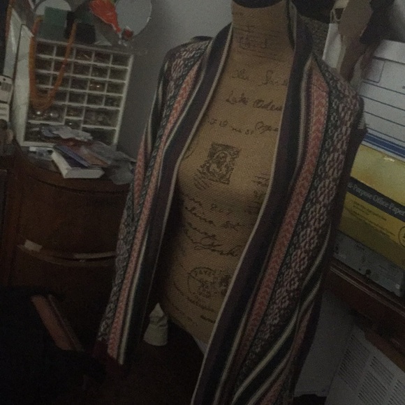 Mult-colored sweater with sleeves. - Picture 3 of 3